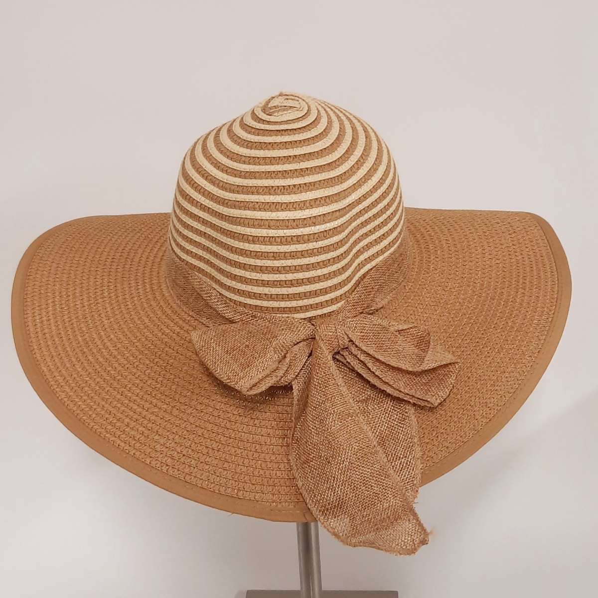 Hat Capeline beige and white